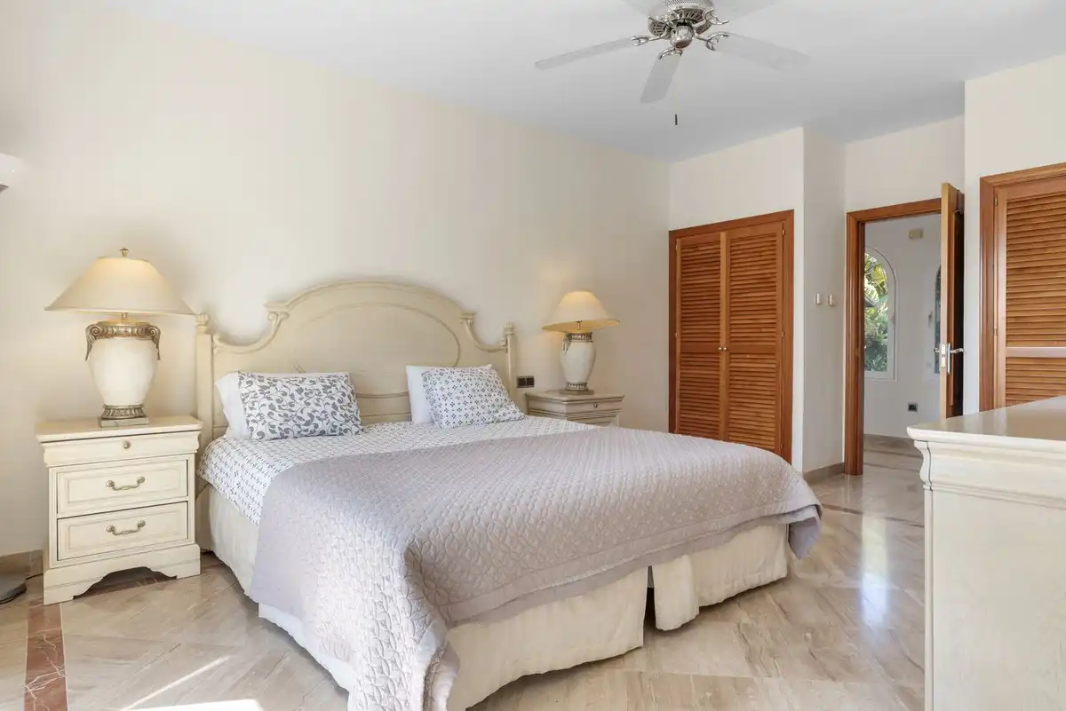 Dormitori de Casa o xalet en venda en Benahavís amb Aire condicionat, Jardí privat i Terrassa