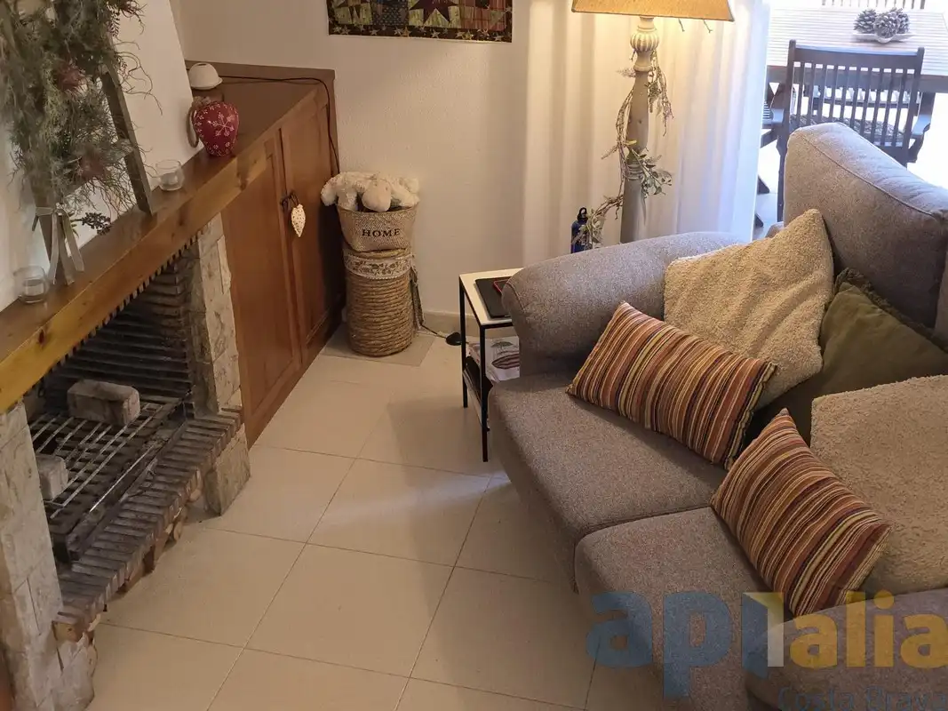 Sala de estar de Casa adosada en venta en Castell d'Aro, Platja d'Aro i s'Agaró con Calefacción, Jardín privado y Piscina comunitaria