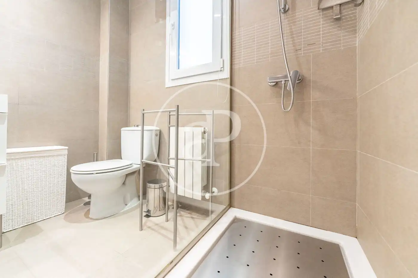 Bathroom of Flat for rent in Madrid  with Air Conditioner, Heating and Private garden