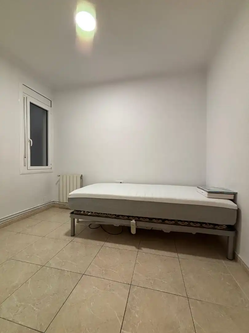 Dormitori de Pis de lloguer en Girona amb Aire condicionat, Calefacció i Terrassa