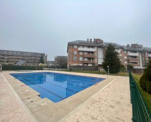 Swimming pool of Flat to rent in Majadahonda  with Air Conditioner, Heating and Parquet flooring