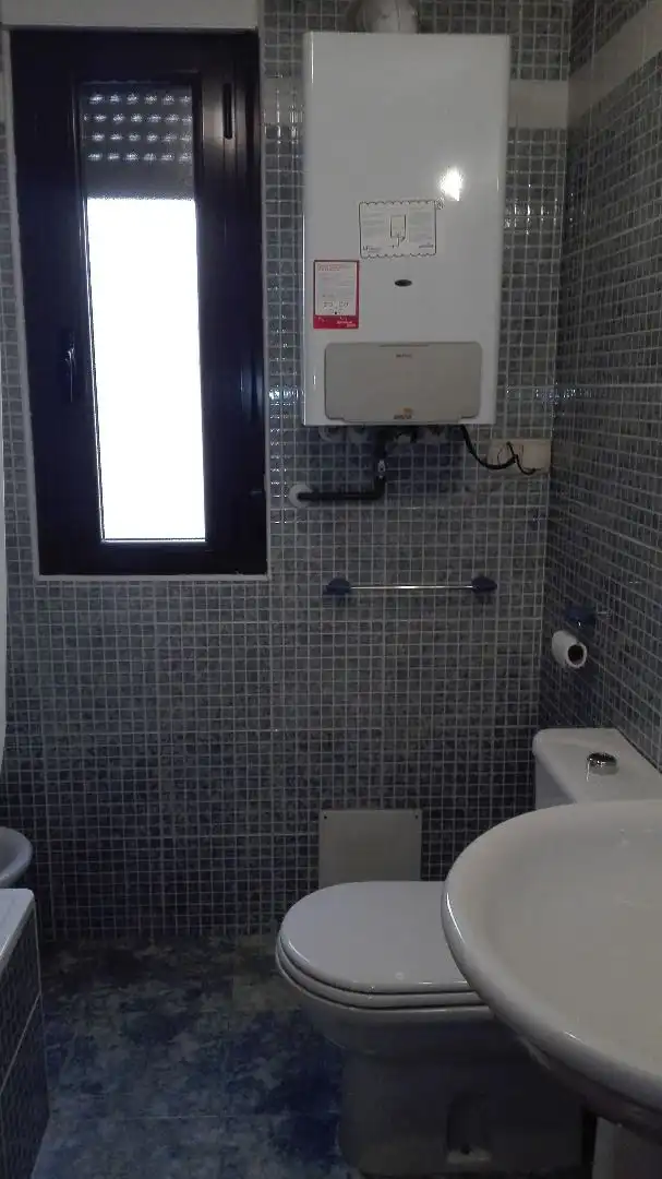 Baño de Apartamento de alquiler en Salamanca con Calefacción, Parquet y Trastero