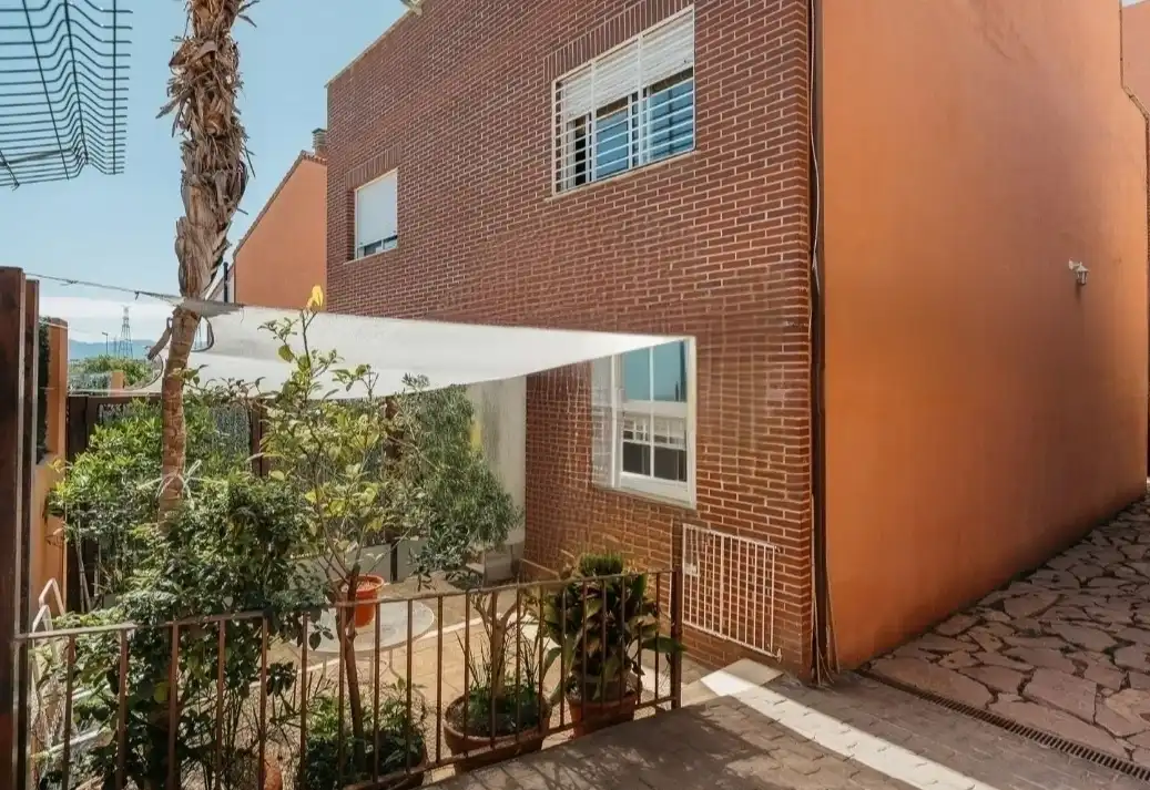 Casa aparellada amb terrassa en venda a Centro