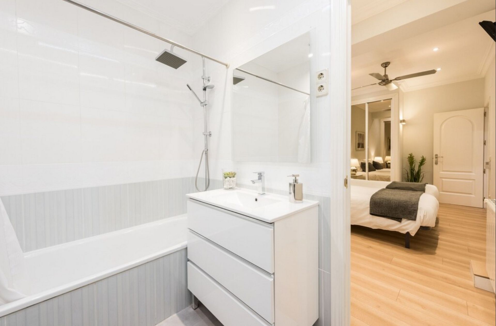 Bany de Pis de lloguer en La Línea de la Concepción amb Aire condicionat, Moblat i TV