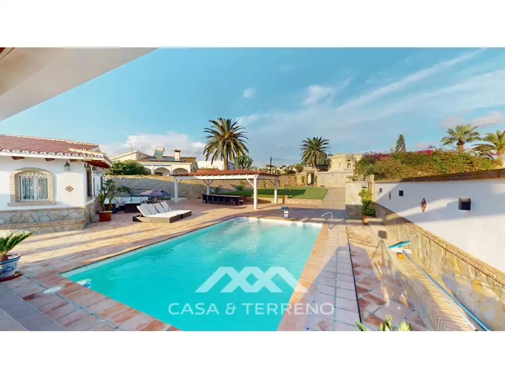 Vista exterior de Casa o xalet en venda en Vélez-Málaga amb Piscina, Moblat i TV