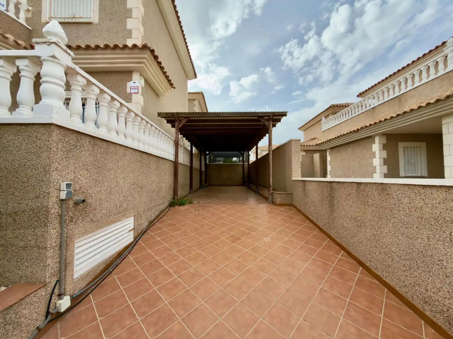 Vista exterior de Casa o xalet en venda en Torrevieja amb Aire condicionat, Jardí privat i Terrassa