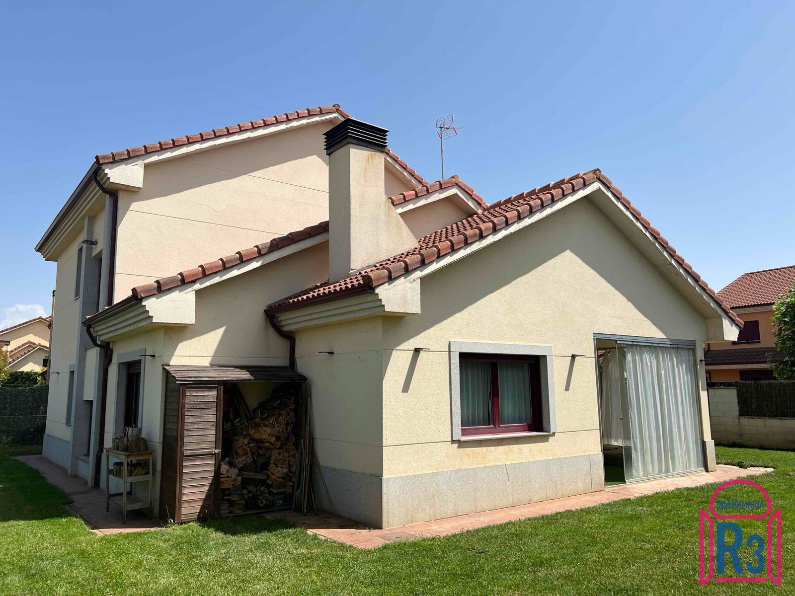 Vista exterior de Casa o xalet en venda en Villaquilambre amb Calefacció i Traster