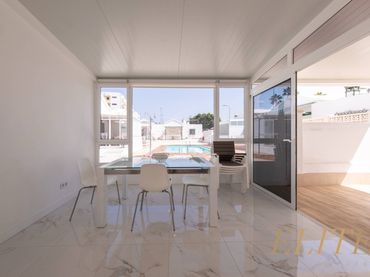 Bungalow amb piscina en venda a Calle de Dinamarca 5