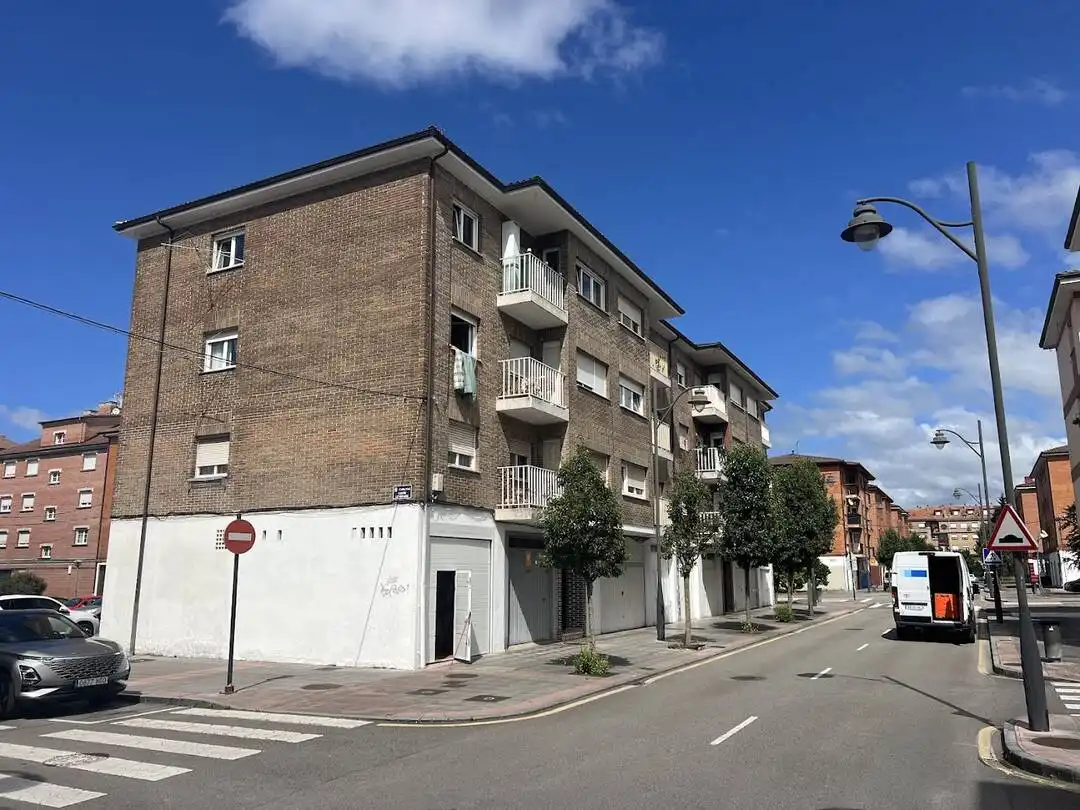 Vista exterior de Pis en venda en Siero amb Calefacció, Terrassa i Moblat
