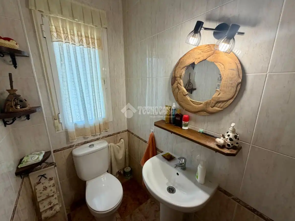 Baño de Casa adosada en venta en Villanueva de la Torre con Jardín privado, Terraza y Balcón