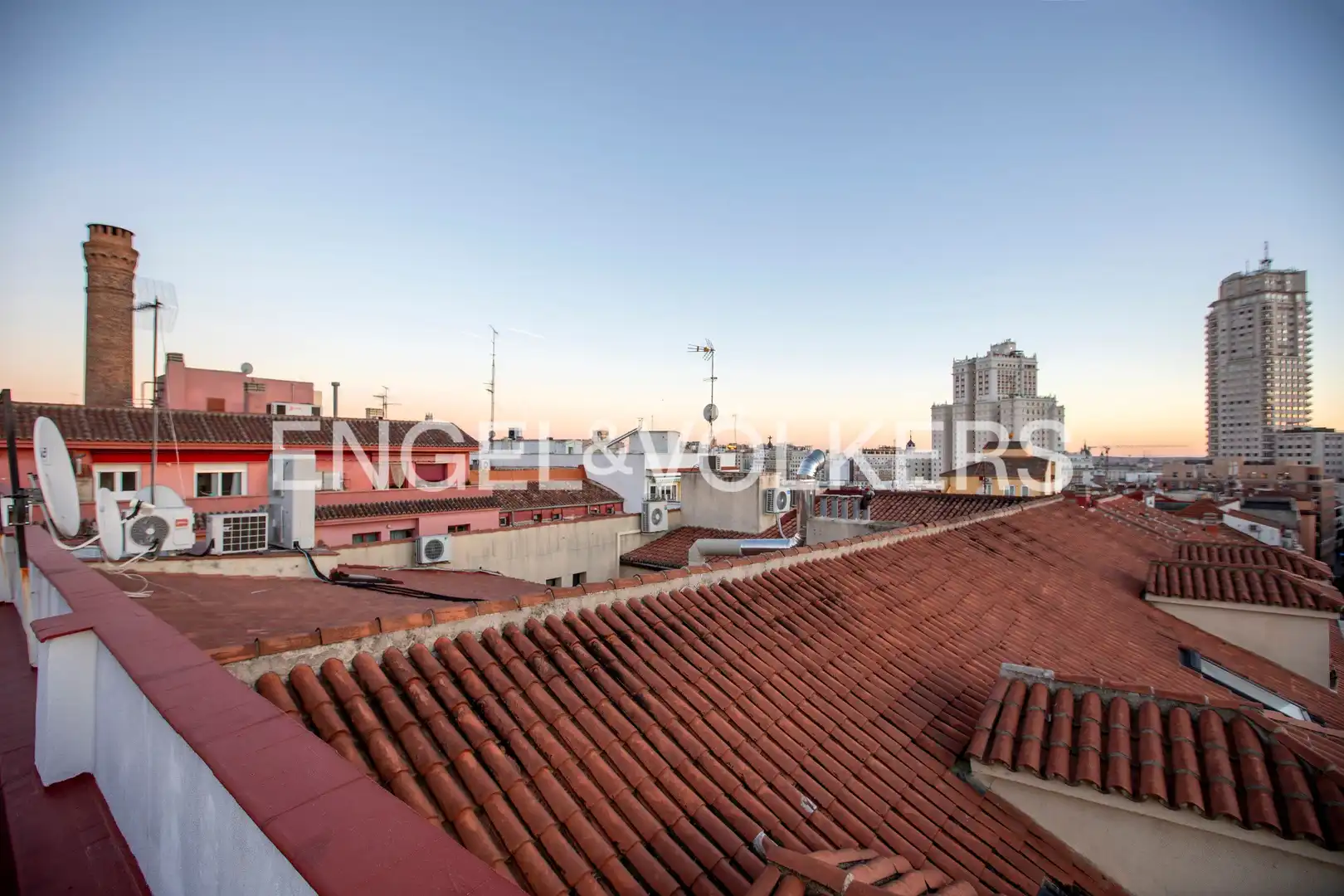 Vista exterior de Àtic en venda en Madrid amb Aire condicionat, Calefacció i Terrassa
