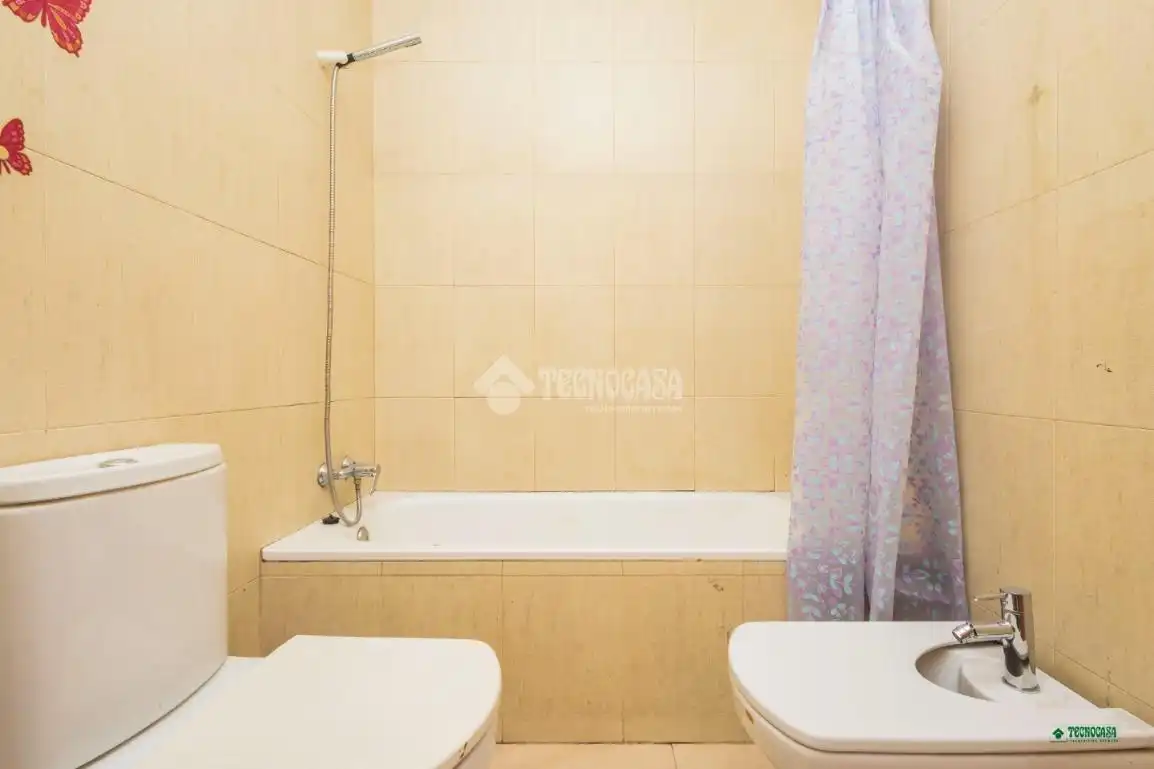 Baño de Piso en venta en Costacabana - Loma Cabrera