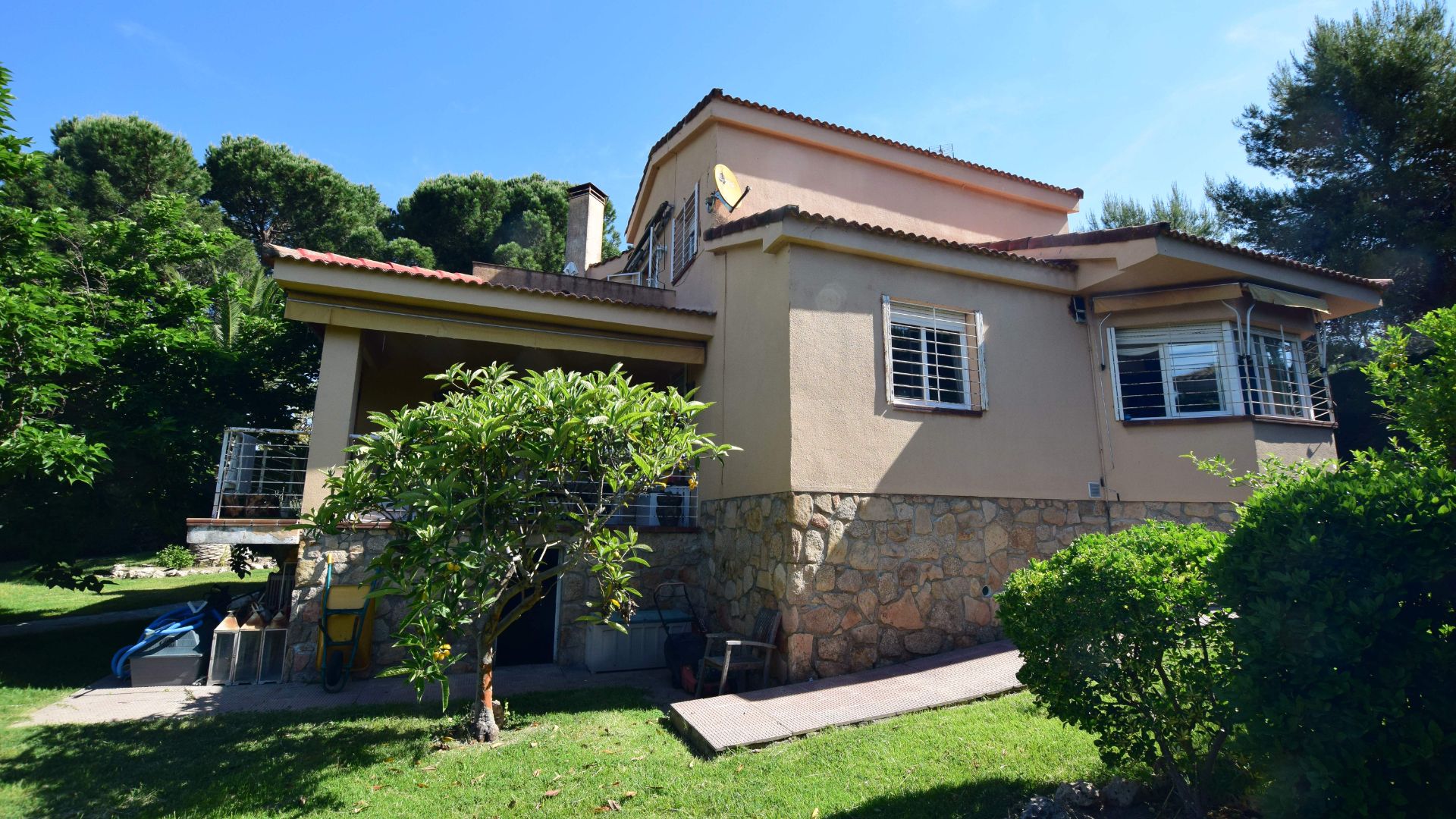 Vista exterior de Casa o xalet en venda en Villaviciosa de Odón amb Aire condicionat, Calefacció i Jardí privat