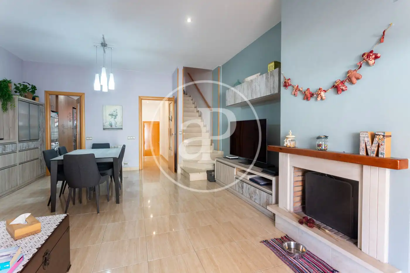 Sala d'estar de Casa adosada en venda en Cerdanyola del Vallès amb Aire condicionat, Calefacció i Terrassa