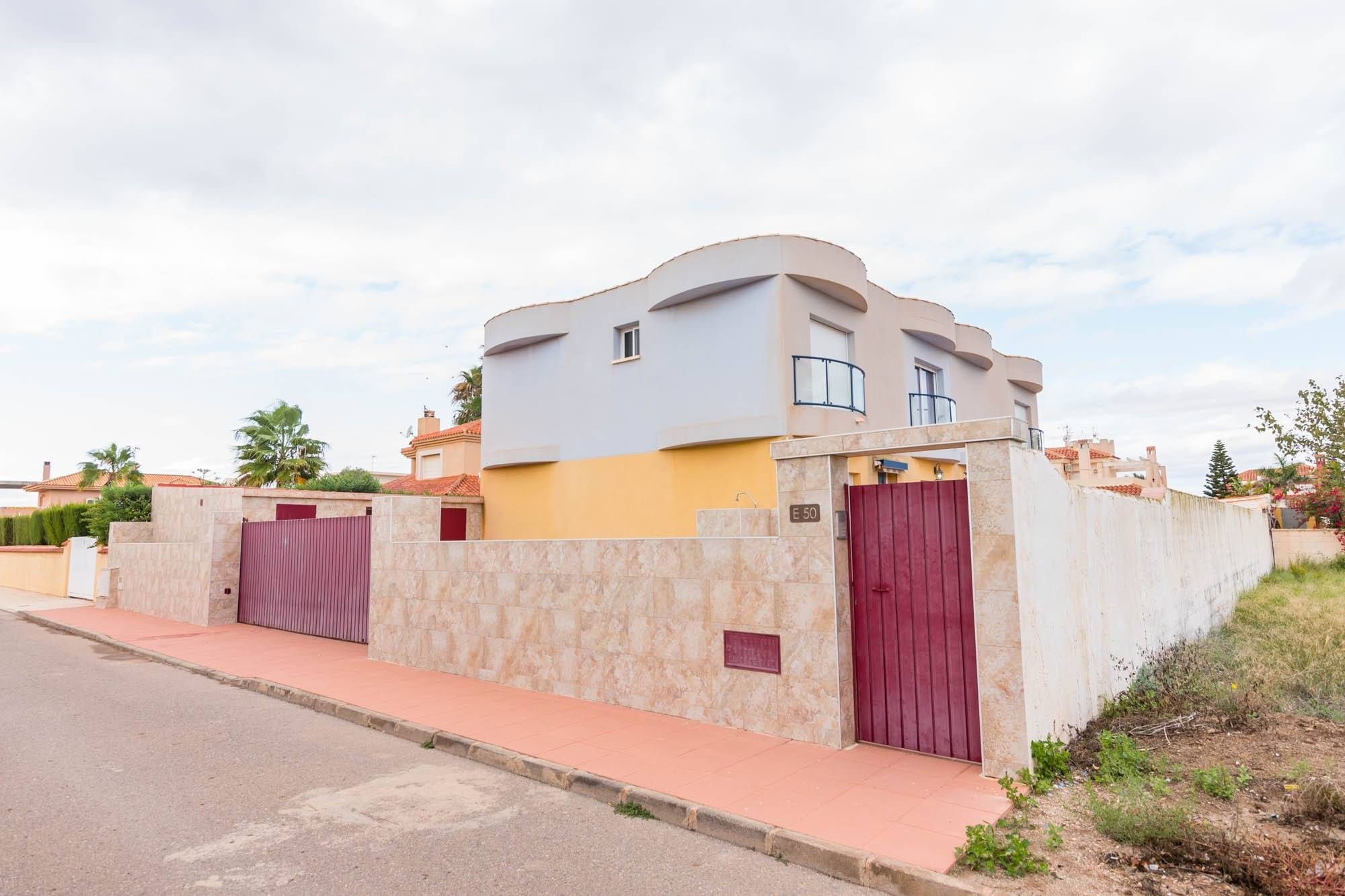Vista exterior de Dúplex en venda en La Manga del Mar Menor amb Traster i Piscina comunitària