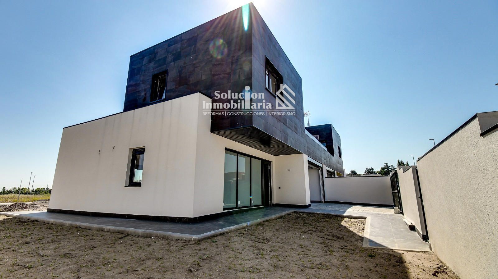 Exterior view of Single-family semi-detached for sale in Carbajosa de la Sagrada  with Heating, Terrace and Storage room