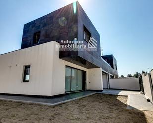 Exterior view of Single-family semi-detached for sale in Carbajosa de la Sagrada  with Heating, Terrace and Storage room