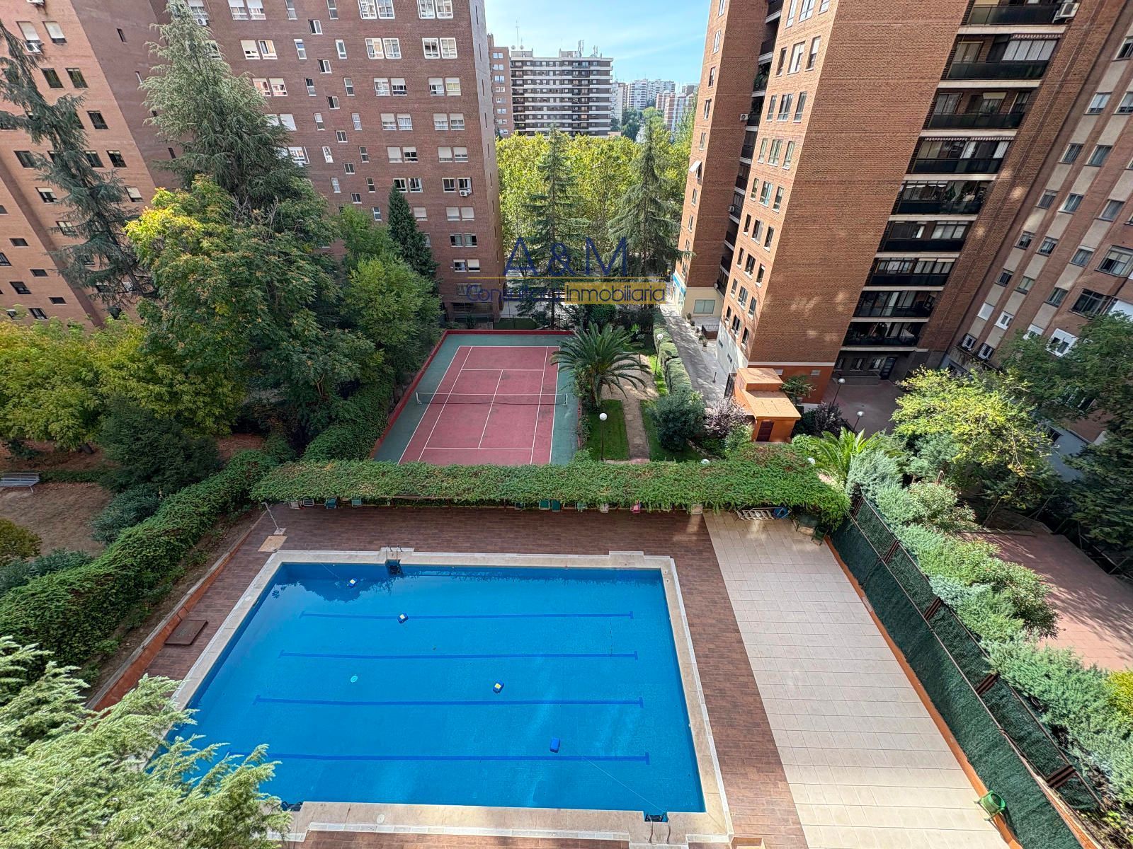 Swimming pool of Flat for sale in  Madrid Capital  with Air Conditioner, Heating and Parquet flooring