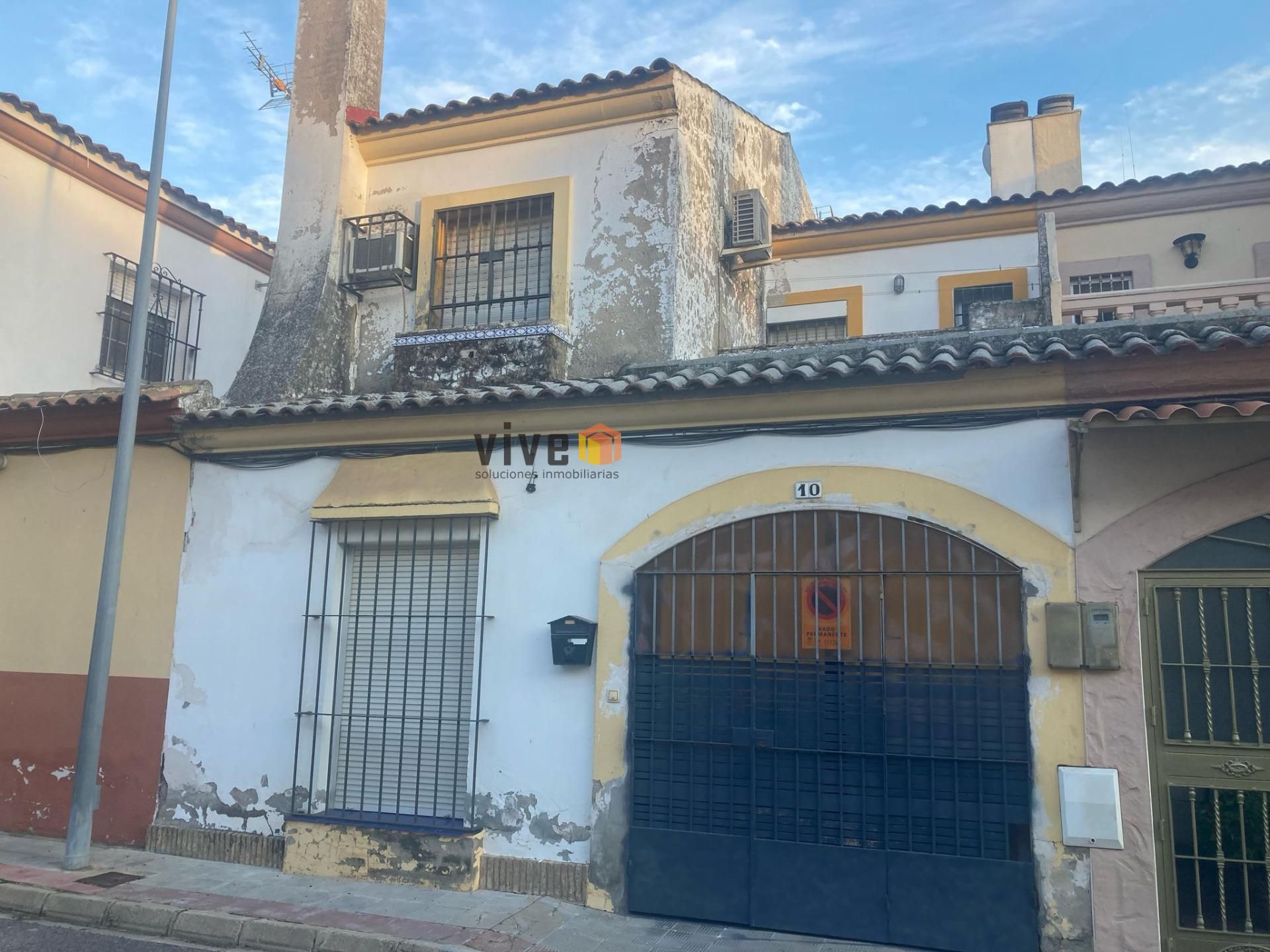 Vista exterior de Casa adosada en venta en Dos Hermanas con Jardín privado