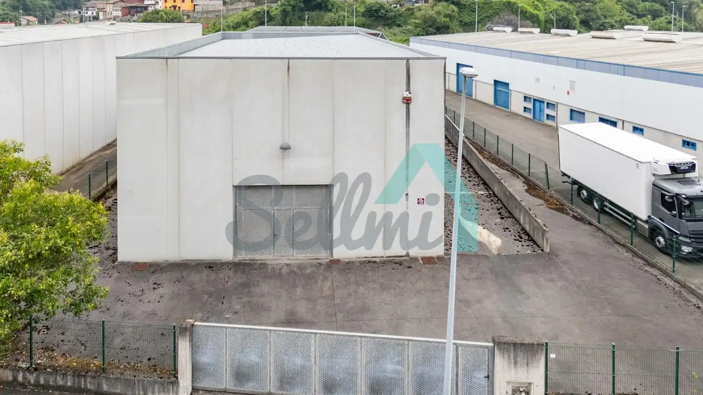 Vista exterior de Nave industrial en venta en Oviedo 