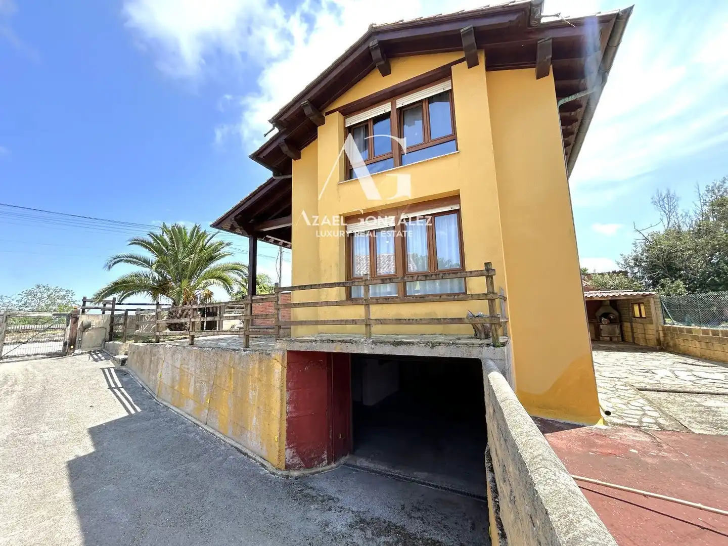 Vista exterior de Casa o xalet en venda en San Vicente de la Barquera amb Calefacció, Jardí privat i Terrassa