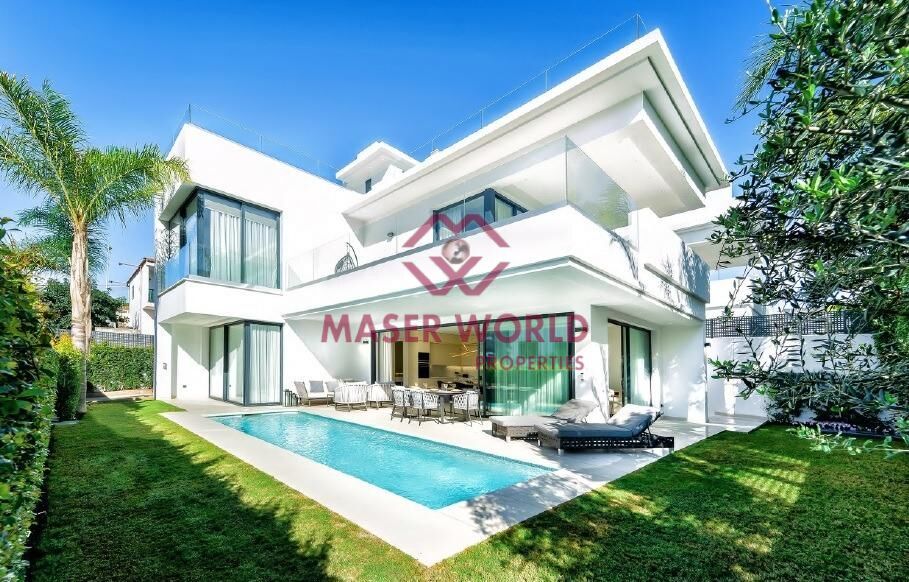 Vista exterior de Casa o xalet en venda en Marbella amb Jardí privat, Terrassa i Traster