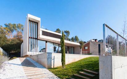 Exterior view of House or chalet for sale in Sant Cugat del Vallès  with Air Conditioner, Heating and Private garden