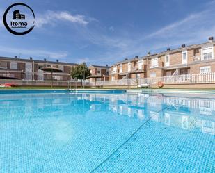 Piscina de Casa adosada en venda en Vegas del Genil amb Aire condicionat, Jardí privat i Terrassa