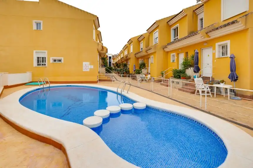 Vista exterior de Casa adosada en venta en Rojales con Piscina comunitaria