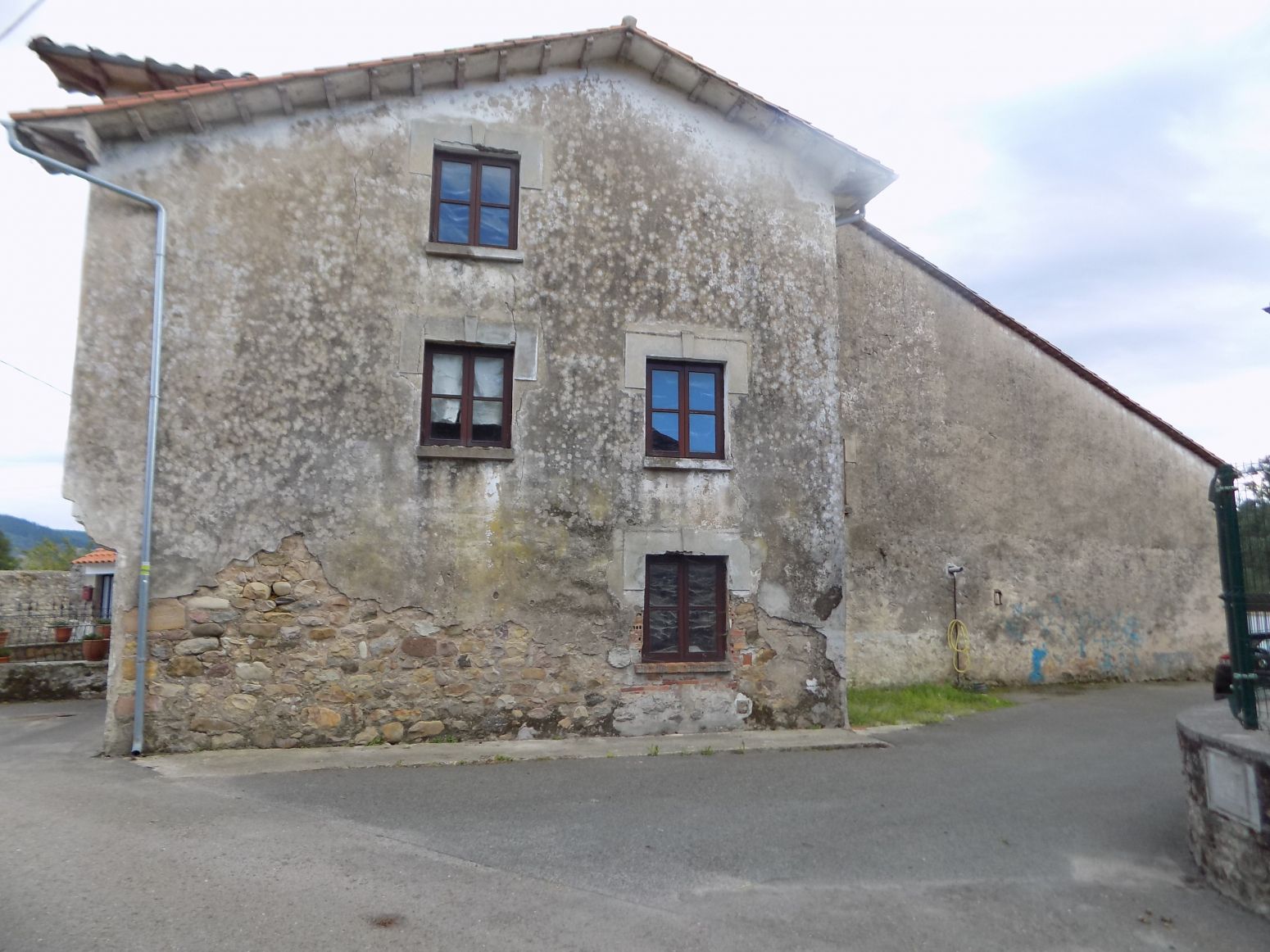 Exterior view of Single-family semi-detached for sale in San Felices de Buelna