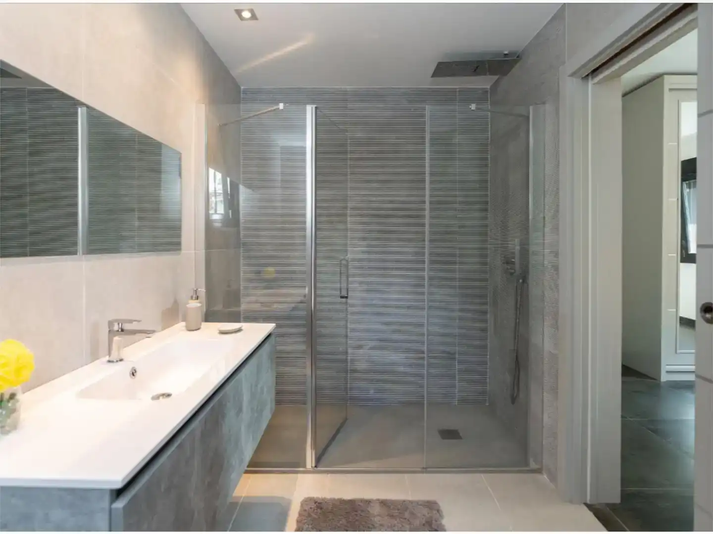 Bathroom of Flat for rent in Nueva Andalucía
