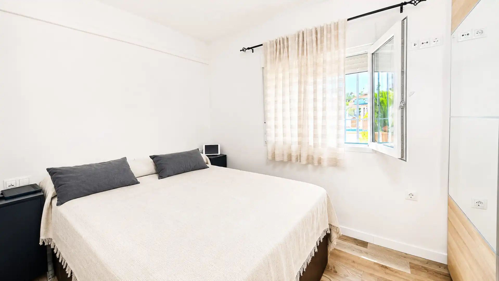 Schlafzimmer von Erdgeschoss zum Verkauf in Manilva mit Klimaanlage, Terrasse und Schwimmbad