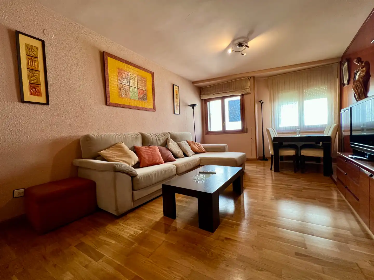 Sala d'estar de Pis en venda en Jaca amb Calefacció i Moblat