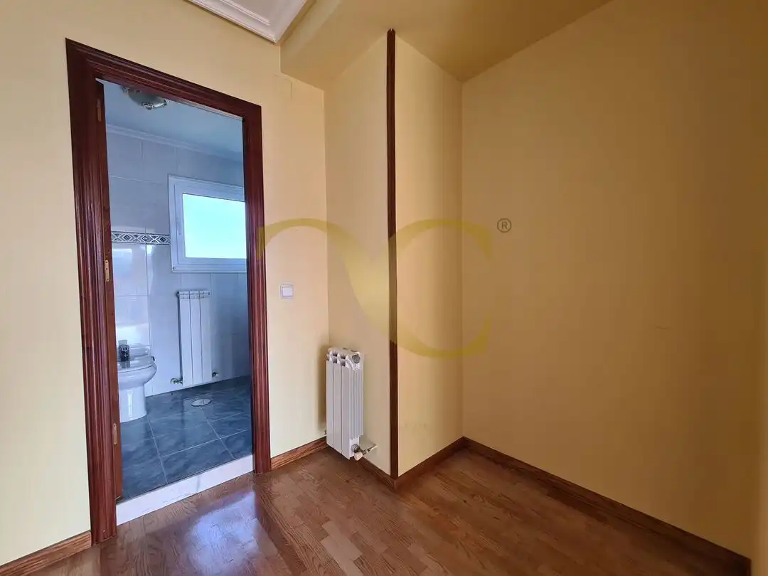 Dormitori de Casa o xalet en venda en Siero amb Calefacció, Terrassa i Traster