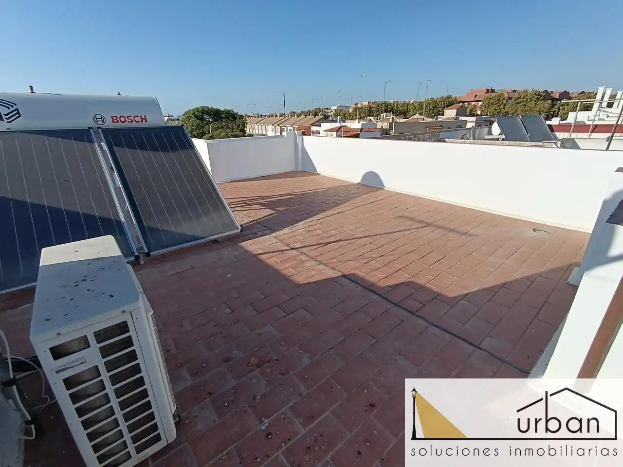 Terrasse von Einfamilien-Reihenhaus zum Verkauf in Chipiona mit Klimaanlage, Abstellraum und Möbliert
