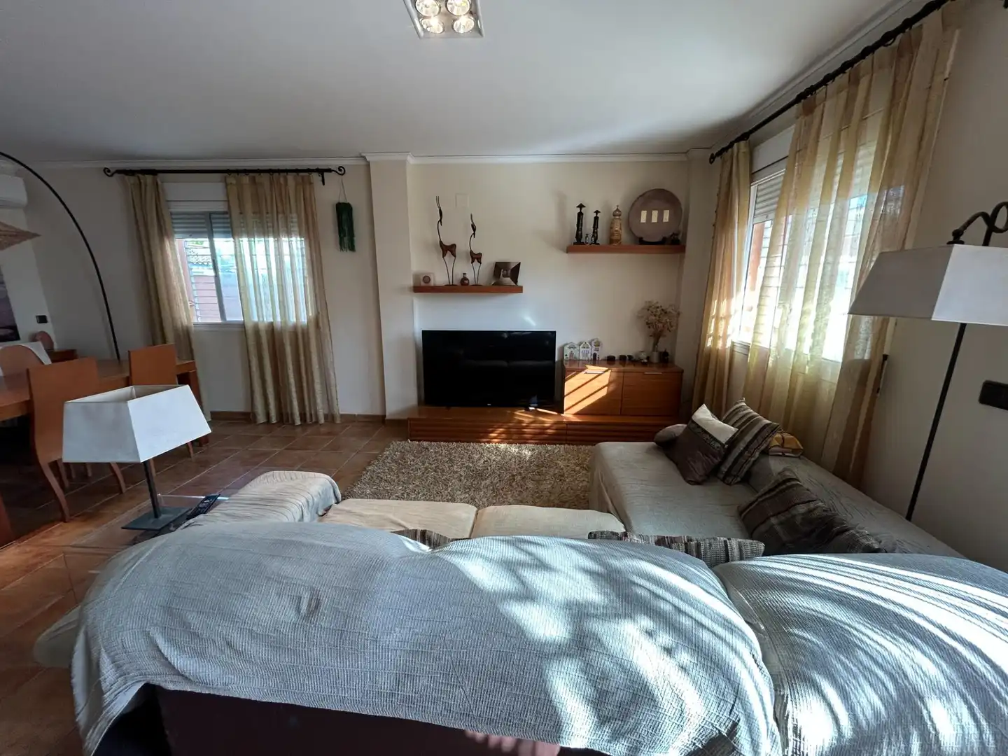 Wohnzimmer von Einfamilien-Reihenhaus zum Verkauf in Cullera mit Klimaanlage, Privatgarten und Terrasse