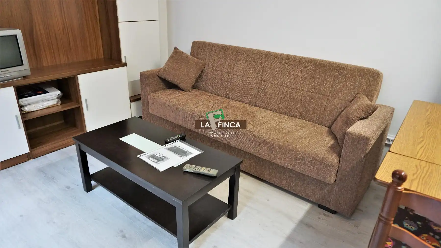 Sala d'estar de Pis en venda en Oviedo  amb Calefacció, Parquet i Moblat