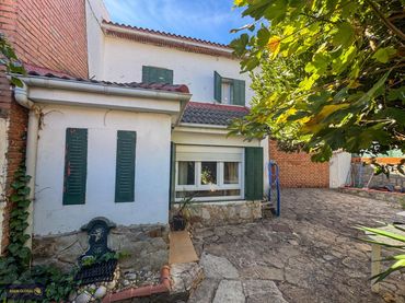 Casa aparellada amb jardí en venda a Calle Real