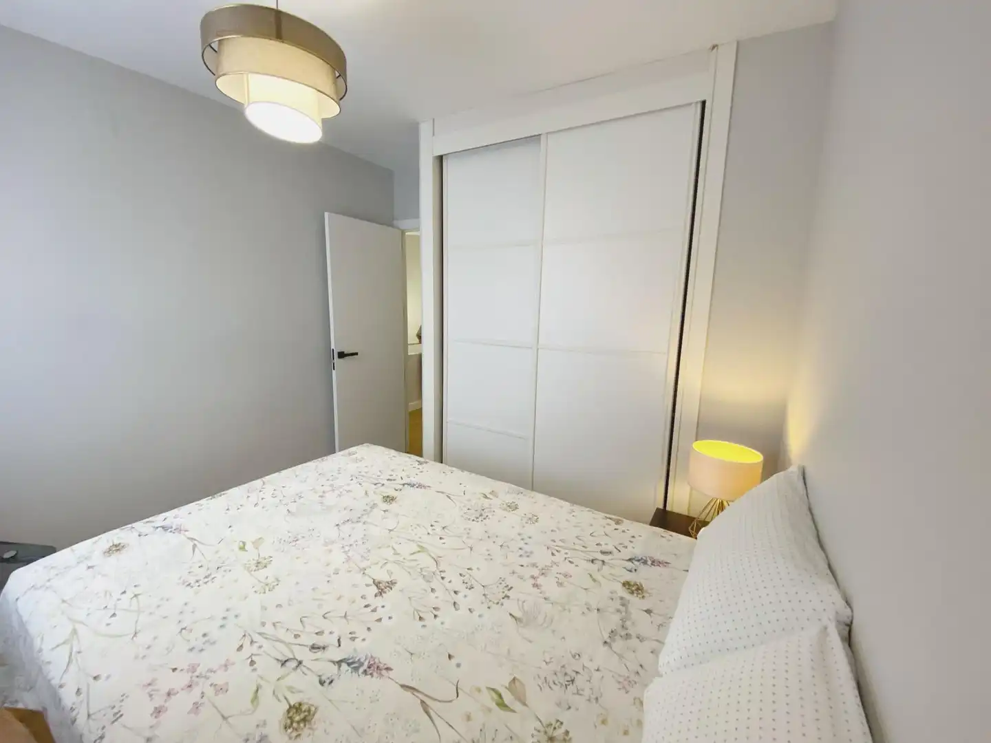 Schlafzimmer von Einfamilien-Reihenhaus zur Miete in Las Rozas de Madrid mit Klimaanlage, Heizung und Privatgarten