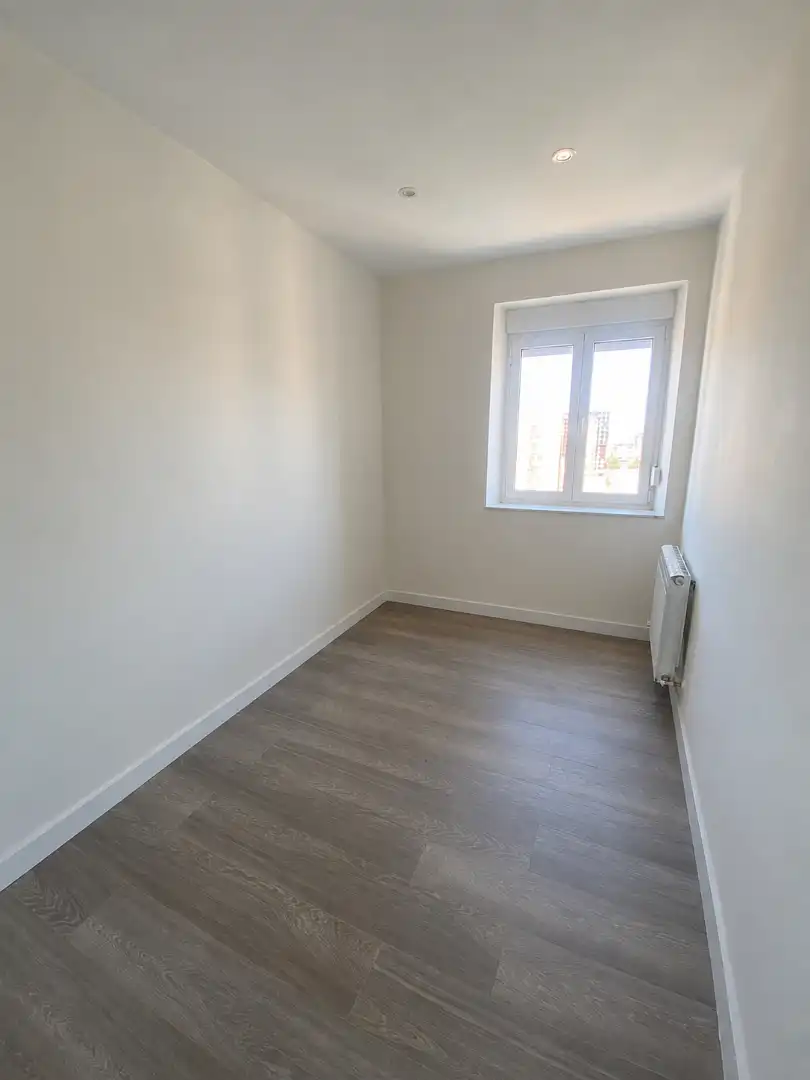 Schlafzimmer von Wohnung zur Miete in Gijón  mit Heizung, Parkett und Abstellraum