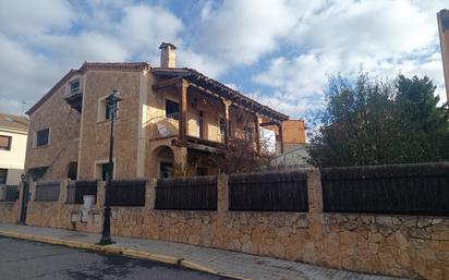 Vista exterior de Casa o xalet en venda en Palazuelos de Eresma amb Calefacció, Jardí privat i Terrassa