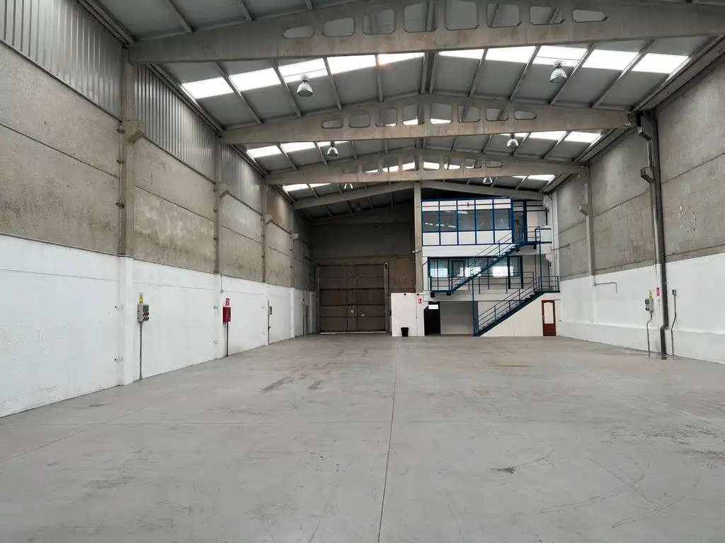 Nau industrial de lloguer a Rúa Jesús Fernández Pita