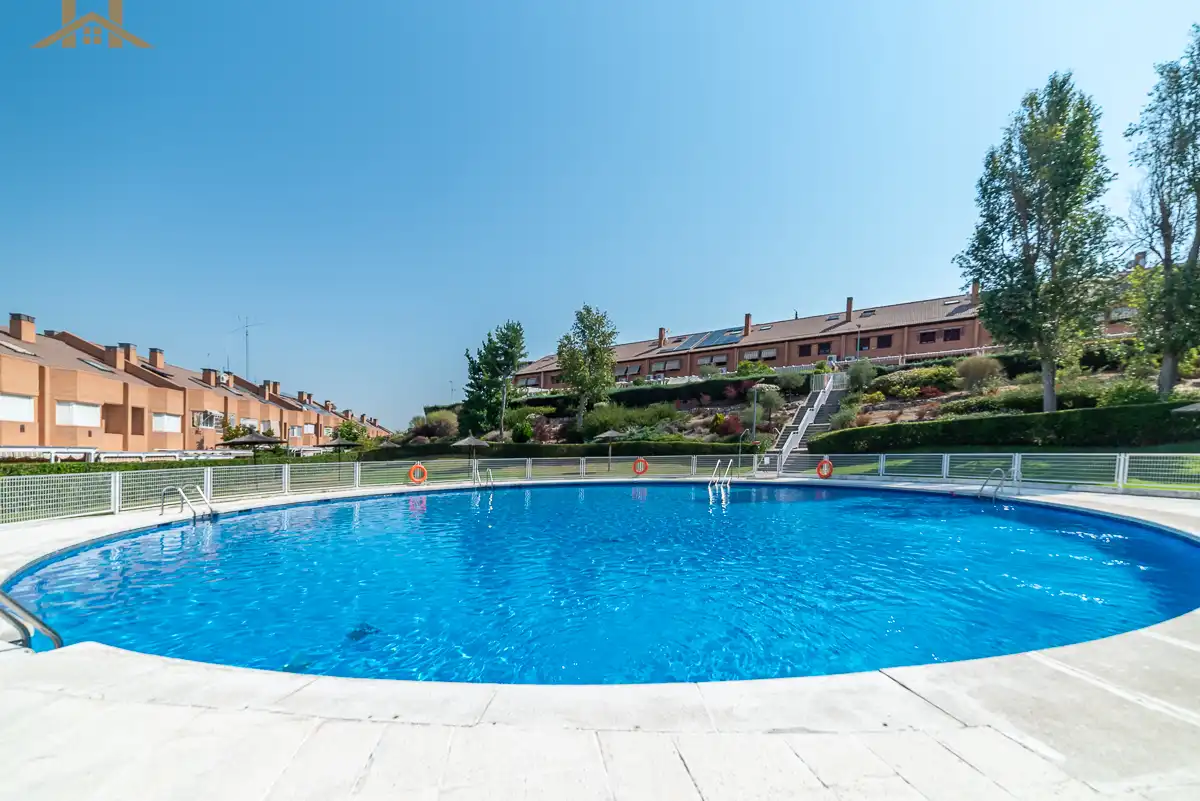 Piscina de Casa adosada en venta en Móstoles con Aire acondicionado, Calefacción y Jardín privado