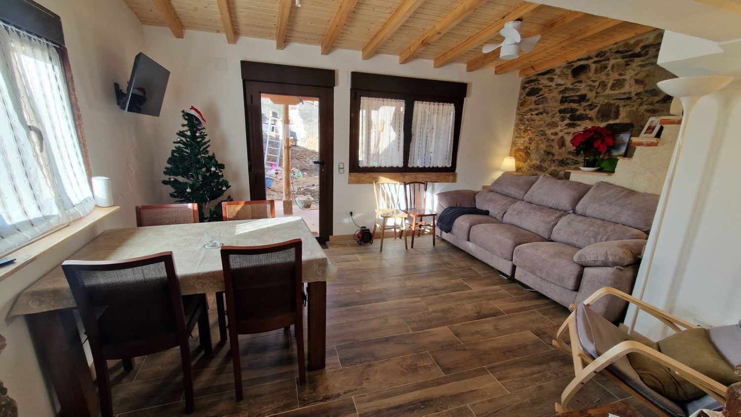 Sala d'estar de Casa o xalet en venda en Rioseco de Tapia amb Calefacció i Terrassa