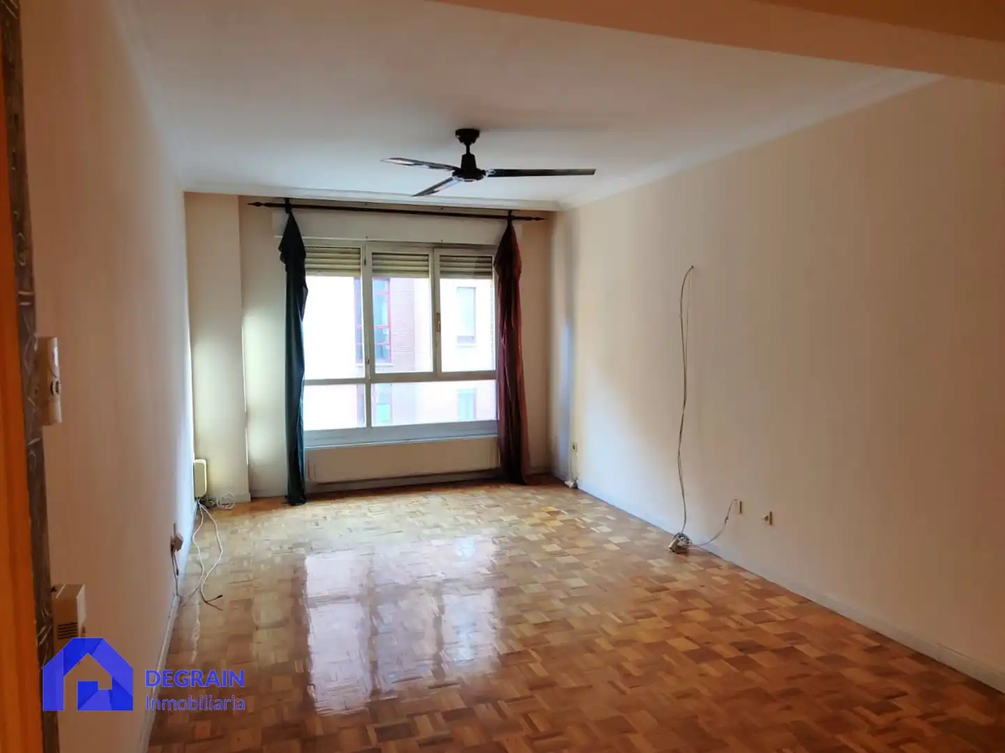 Sala d'estar de Pis en venda en Oviedo  amb Traster