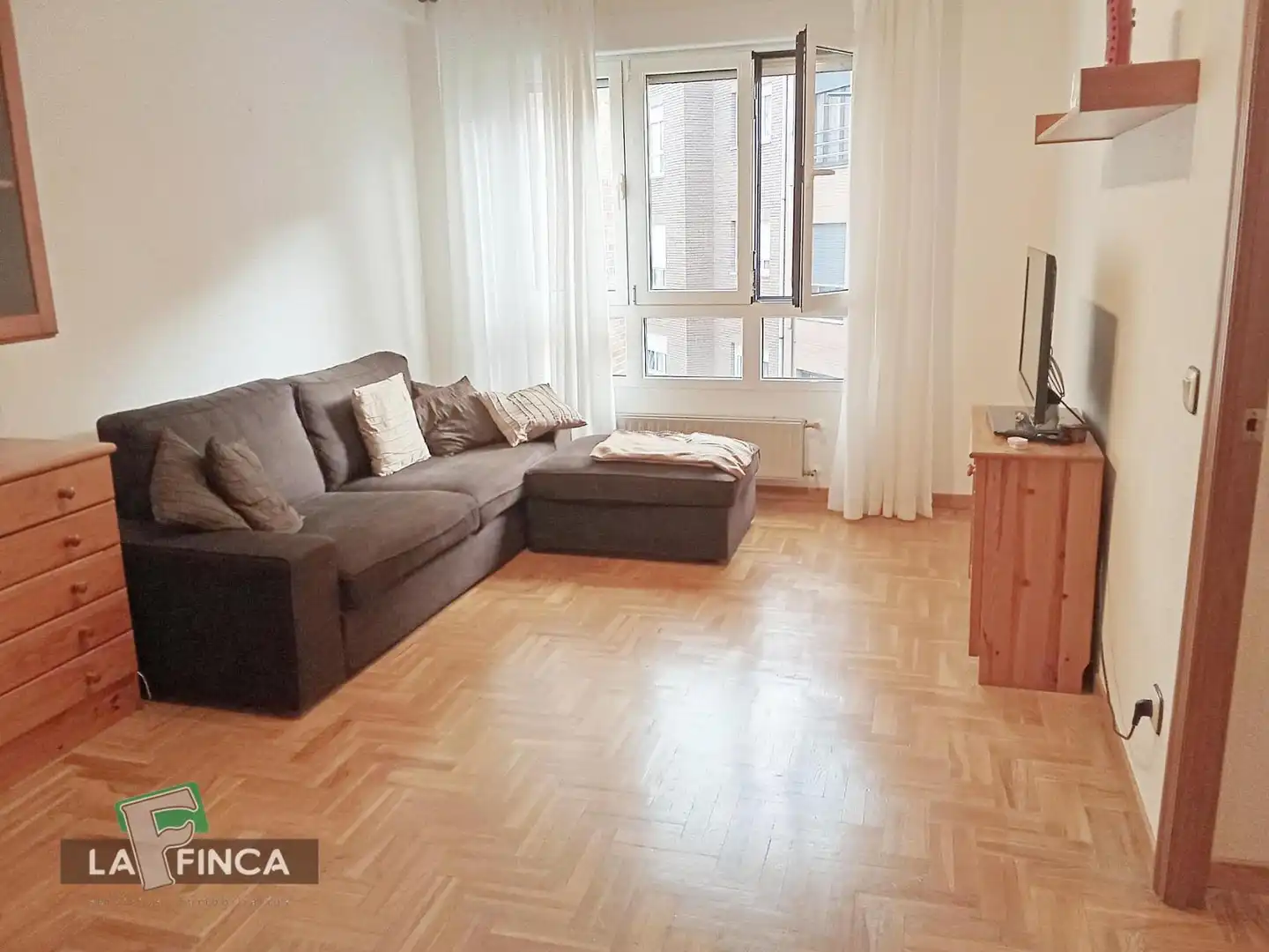 Living room of Flat for sale in Oviedo   with Heating, Parquet flooring and Furnished