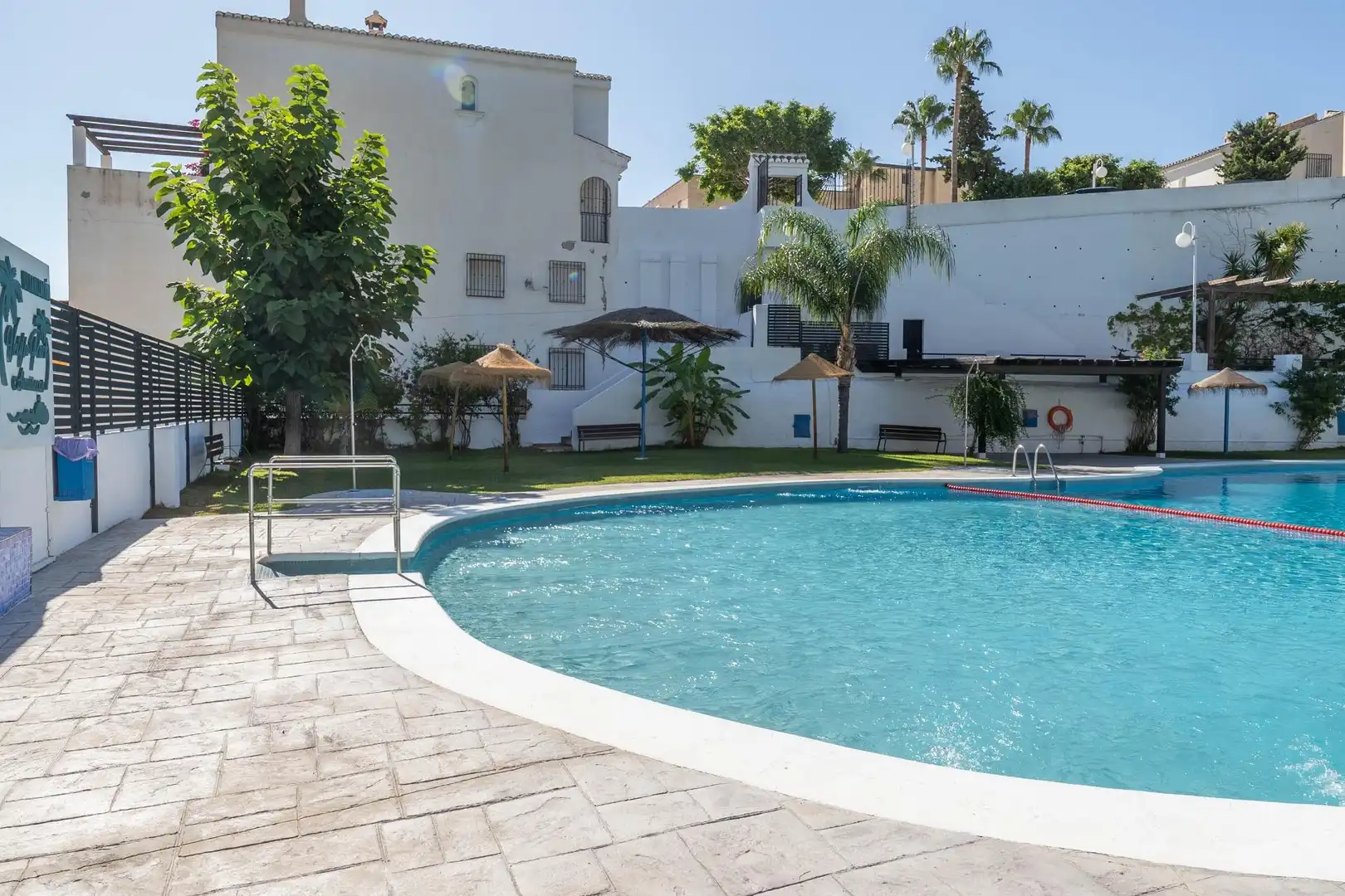 Schwimmbecken von Haus oder Chalet zum Verkauf in Almuñécar mit Privatgarten, Terrasse und Balkon