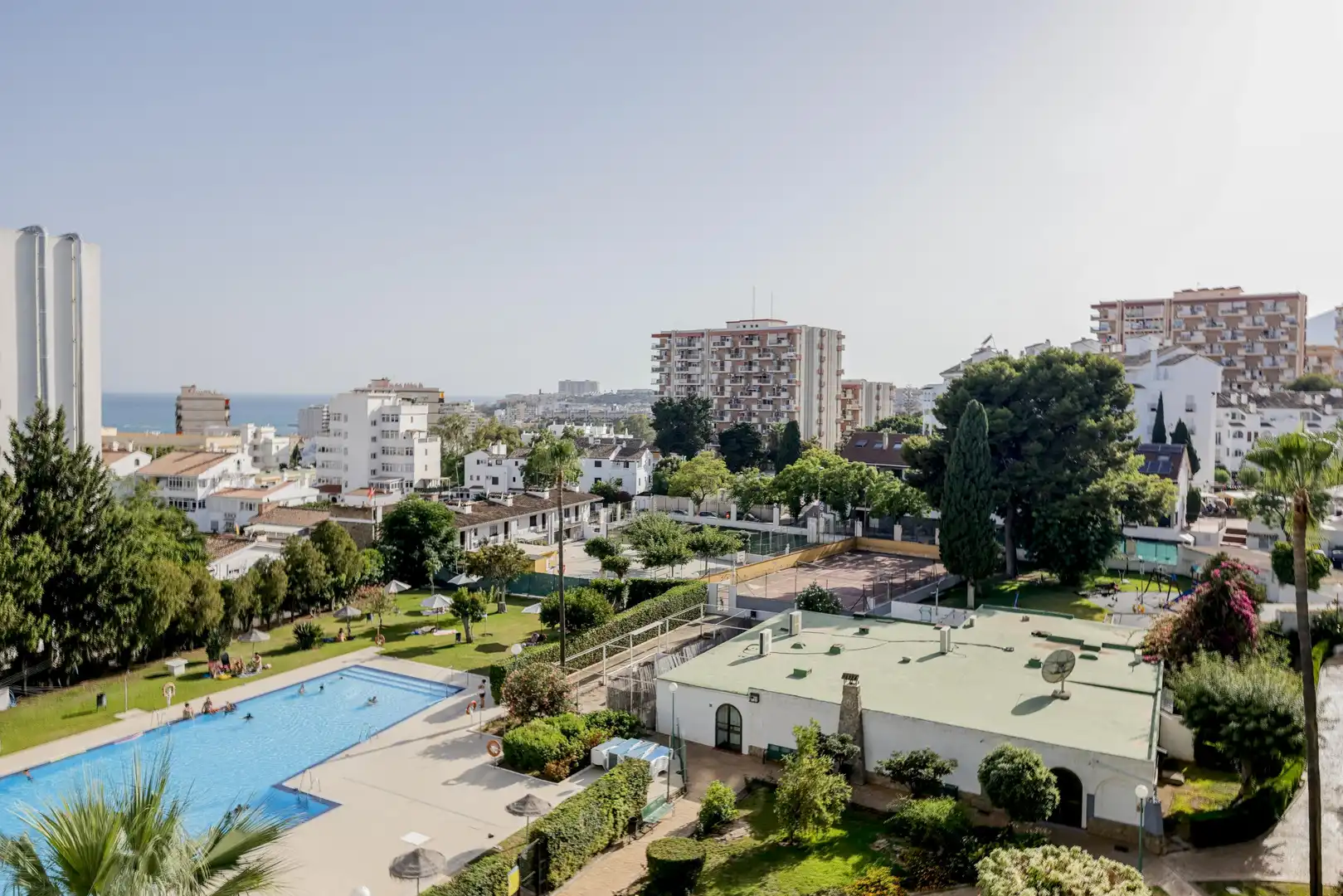 Vista exterior de Apartament en venda en Benalmádena amb Aire condicionat, Jardí privat i Parquet