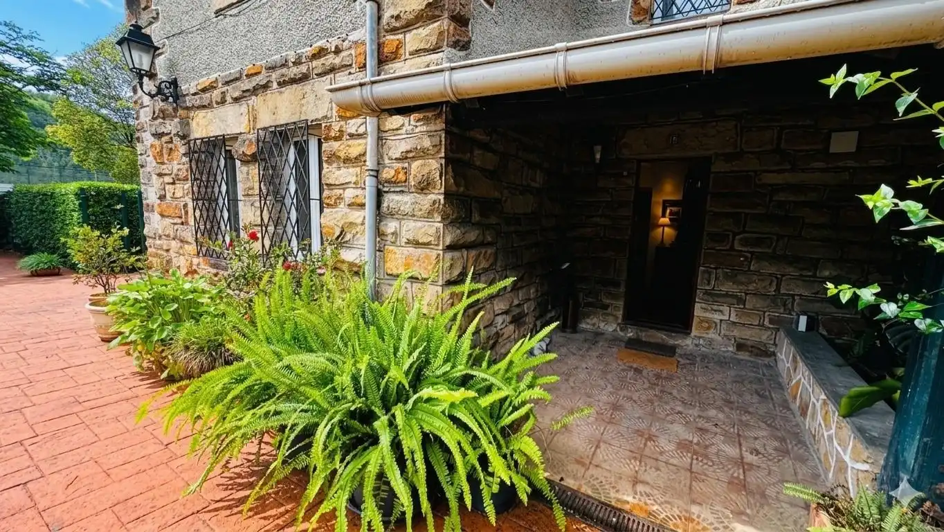 Vista exterior de Casa o xalet en venda en Galdakao amb Calefacció i Terrassa