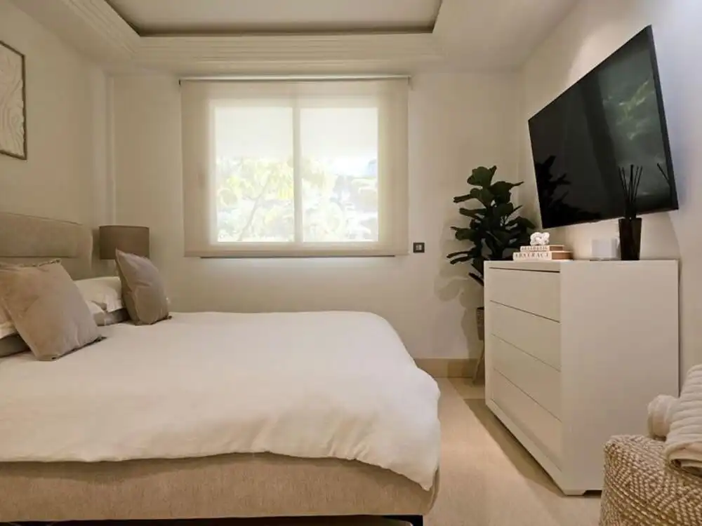 Schlafzimmer von Wohnungen zur Miete in Benahavís mit Klimaanlage, Terrasse und Schwimmbad